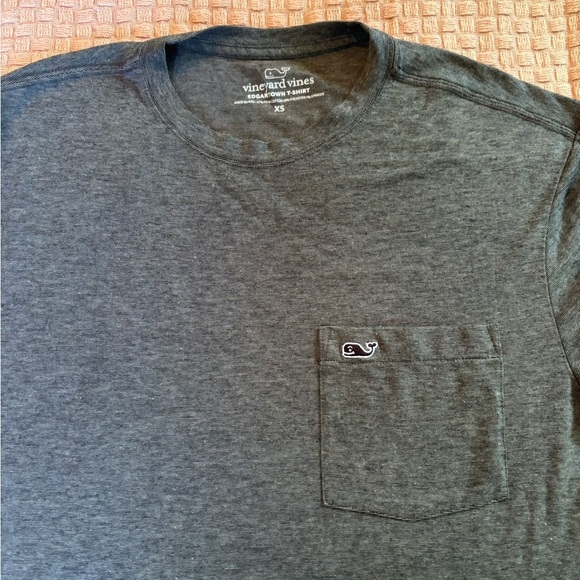 Vineyard Vine’s Edgartown SS Pocket T-Shirt in dark gray Men’s Size XS - Picture 2 of 5